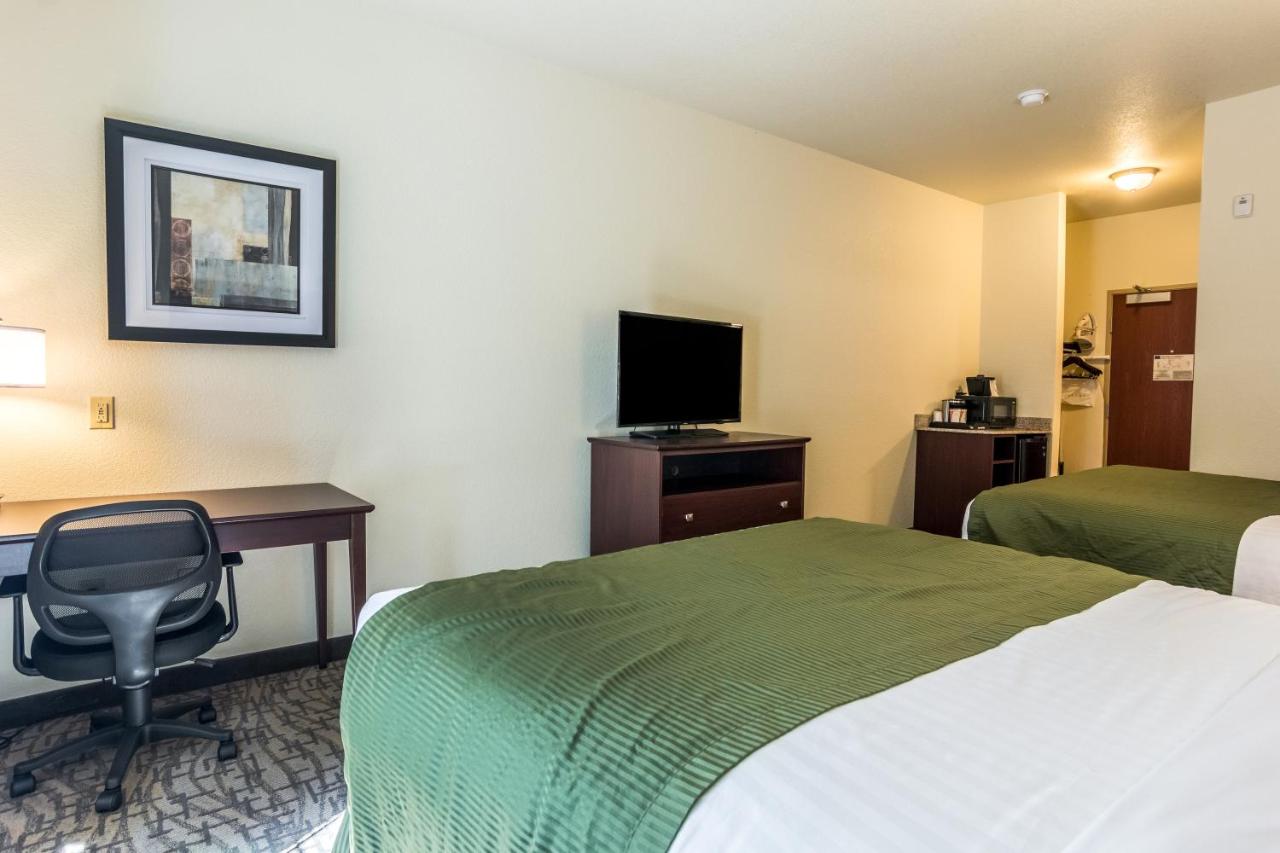 Queen Room at Cobblestone Hotel and Suites Torrington