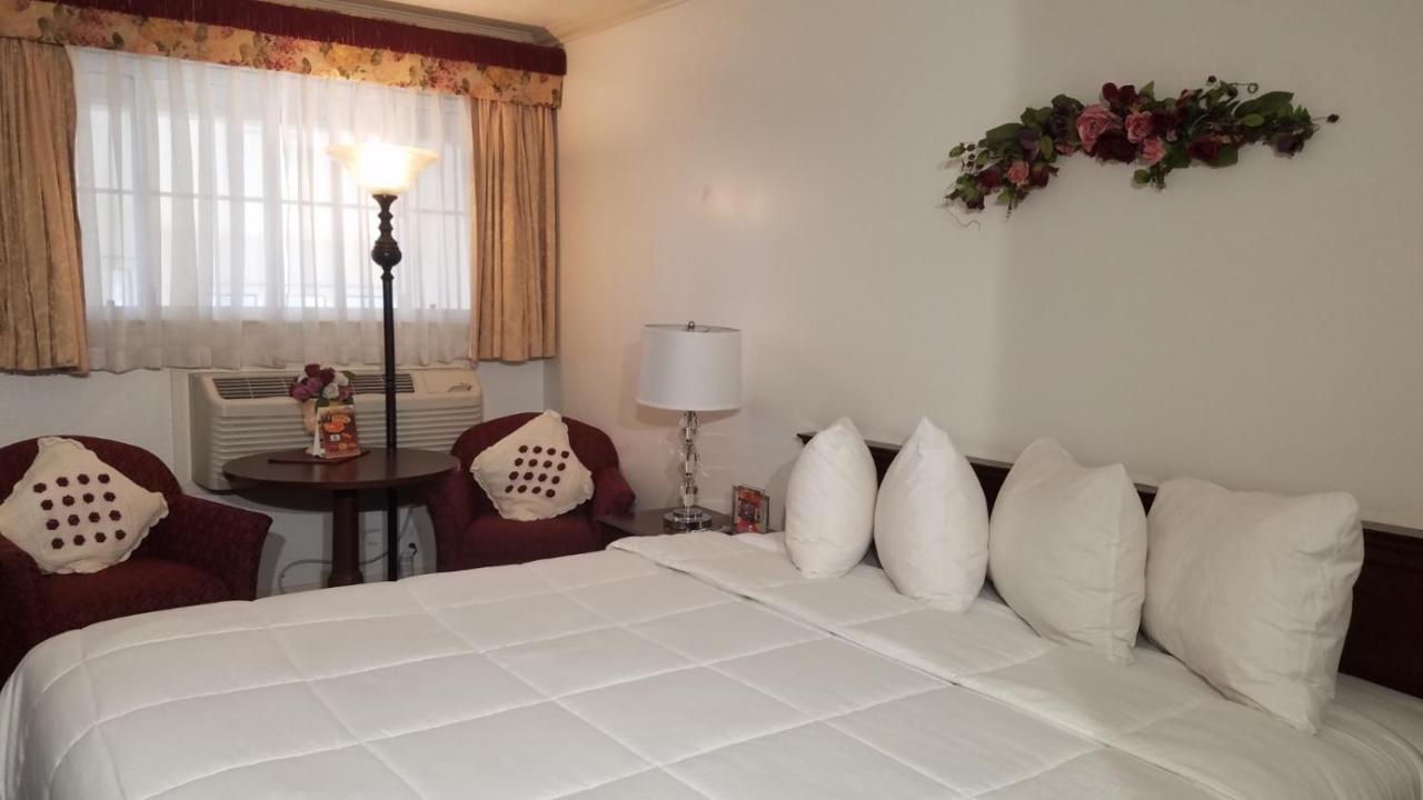 Standard King Room at Stanford Motor Inn Palo Alto