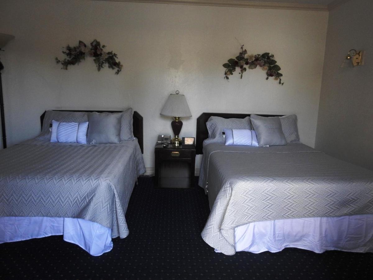 Standard Double Room with Two Double Beds at Stanford Motor Inn Palo Alto