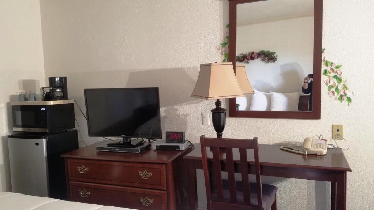Standard King Room at Stanford Motor Inn Palo Alto