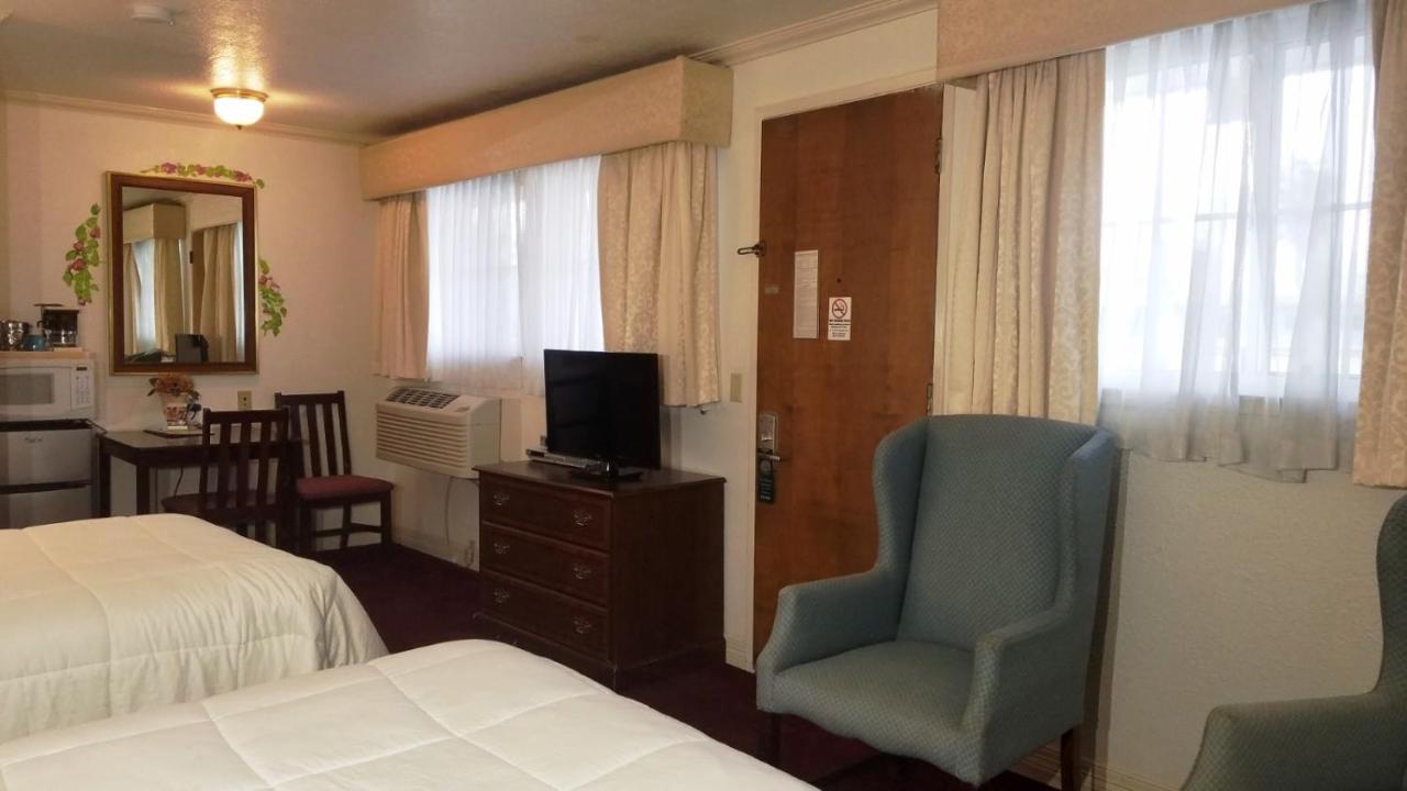 Queen Suite with Three Queen Beds at Stanford Motor Inn Palo Alto