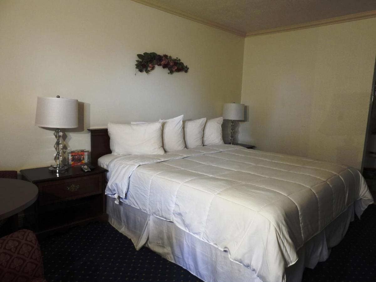 Queen Suite with Three Queen Beds at Stanford Motor Inn Palo Alto