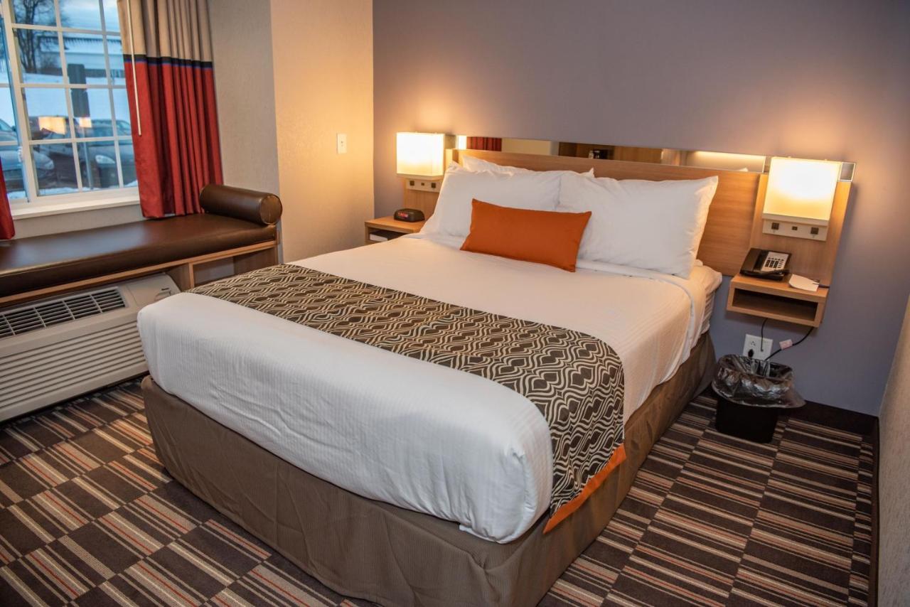 Queen Room - Non-Smoking at Microtel Inn & Suites by Wyndham Carlisle