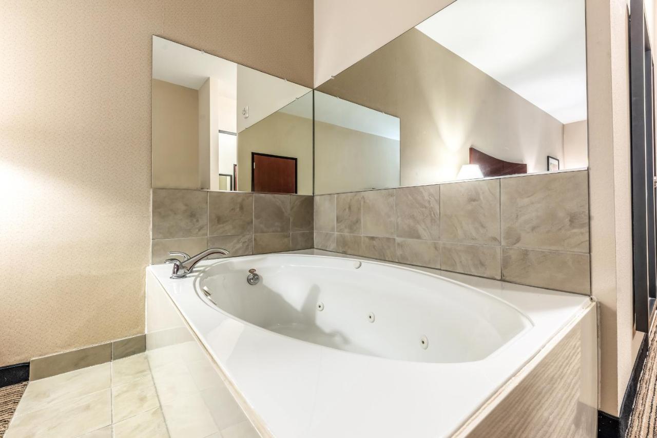 King Suite Jacuzzi Accessible at Red Lion Inn & Suites Mineral Wells