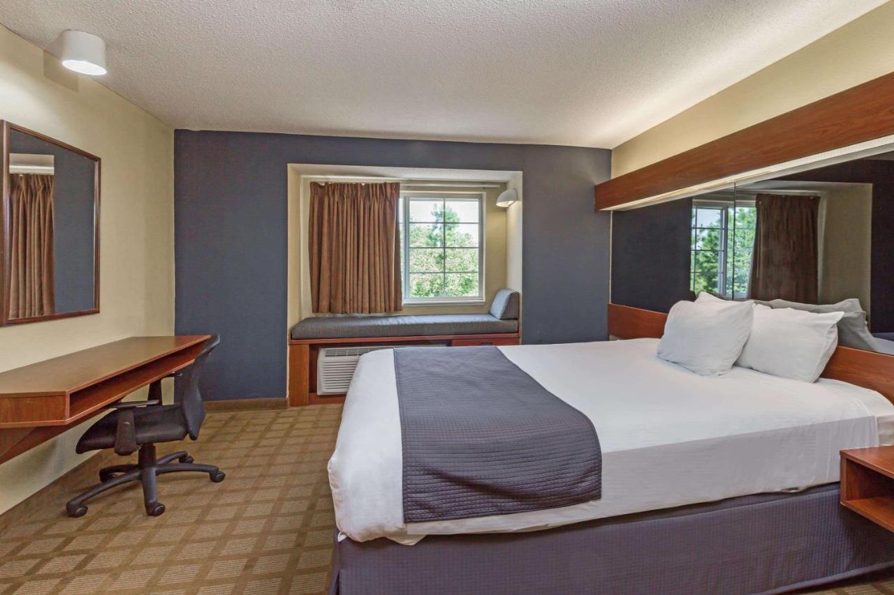 Queen Room - Non-Smoking at Microtel Inn & Suites by Wyndham Hillsborough