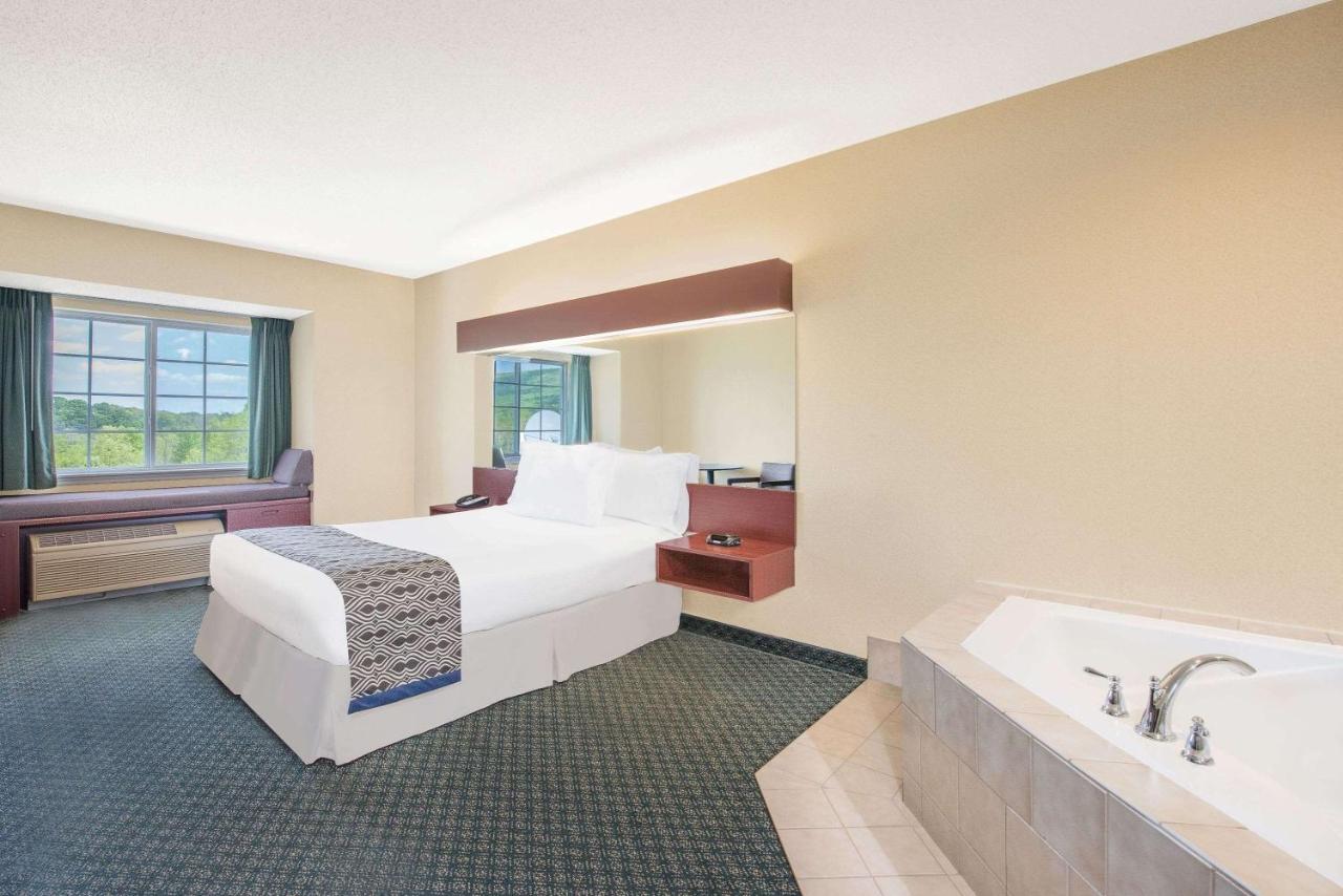 Deluxe Queen Suite with Spa Bath - Non-Smoking at Microtel Inn & Suites by Wyndham Hamburg