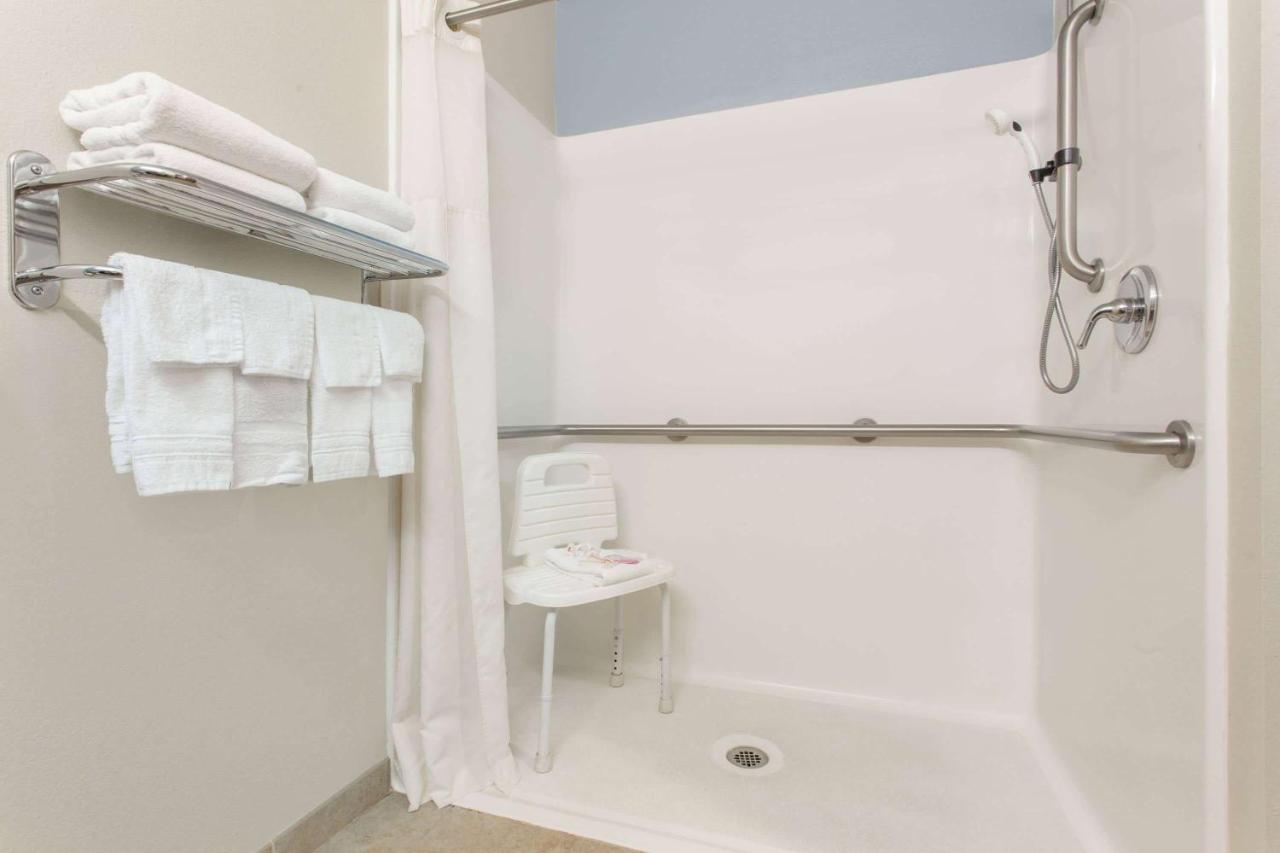 Queen Room - Disability Access - Non-Smoking at Microtel Inn & Suites by Wyndham Klamath Falls