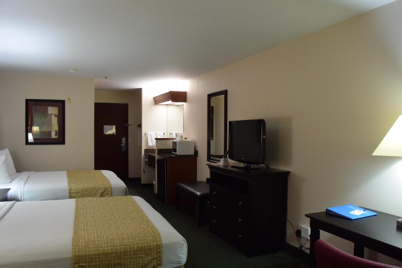 Queen Room with Two Queen Beds - Non-Smoking at Travelodge Suites by Wyndham Newberg
