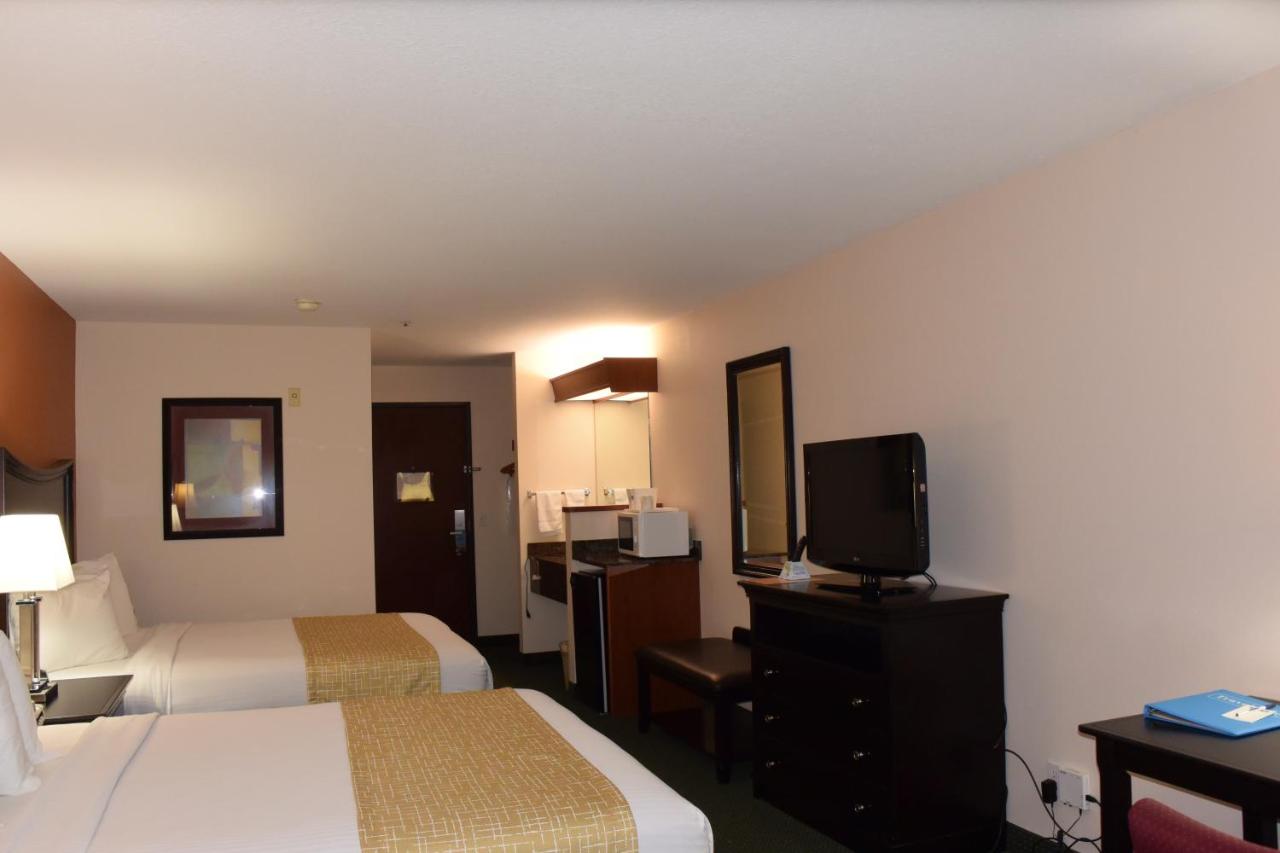 Queen Room with Two Queen Beds - Pet Friendly at Travelodge Suites by Wyndham Newberg