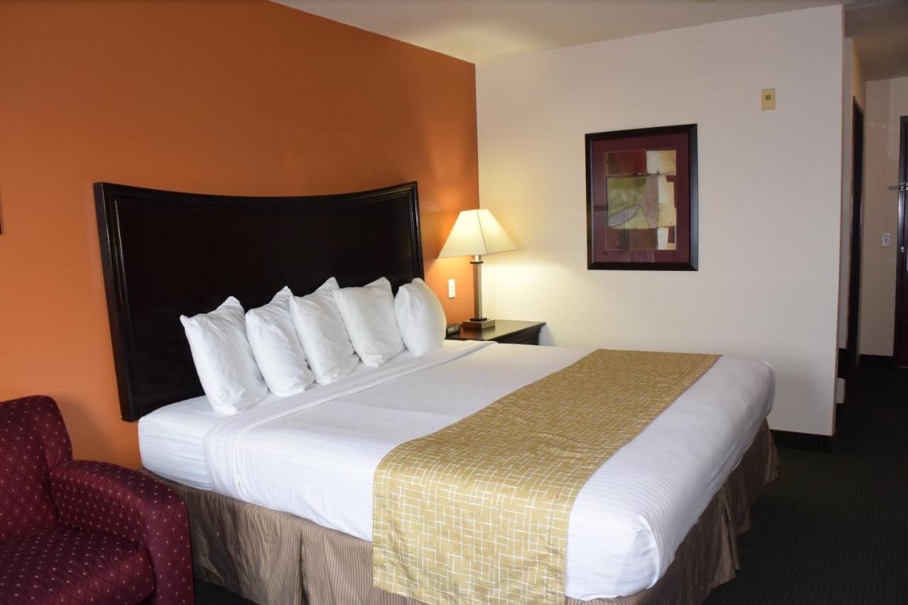 Deluxe King Room - Pet Friendly at Travelodge Suites by Wyndham Newberg