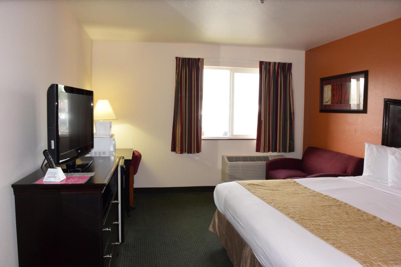 Deluxe King Room - Pet Friendly at Travelodge Suites by Wyndham Newberg