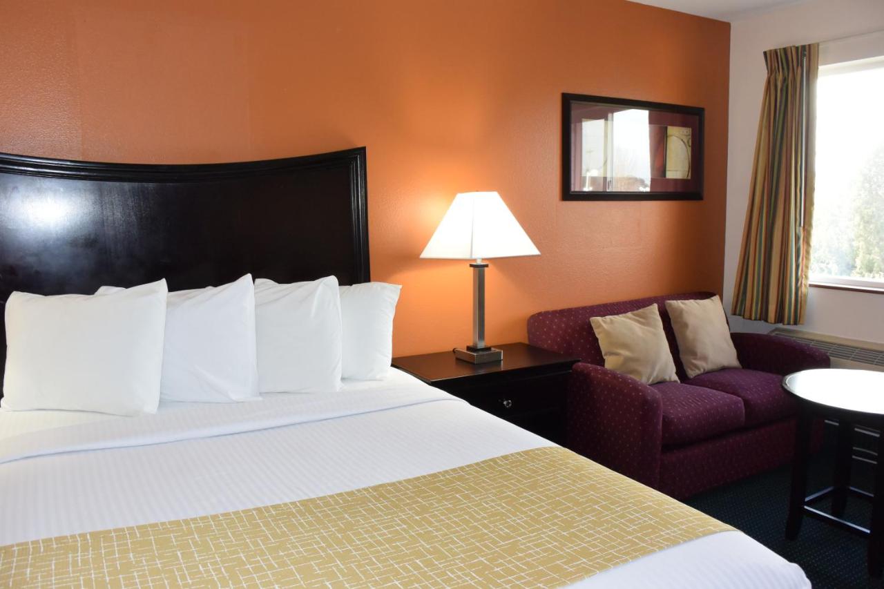 Queen Room - Non-Smoking at Travelodge Suites by Wyndham Newberg