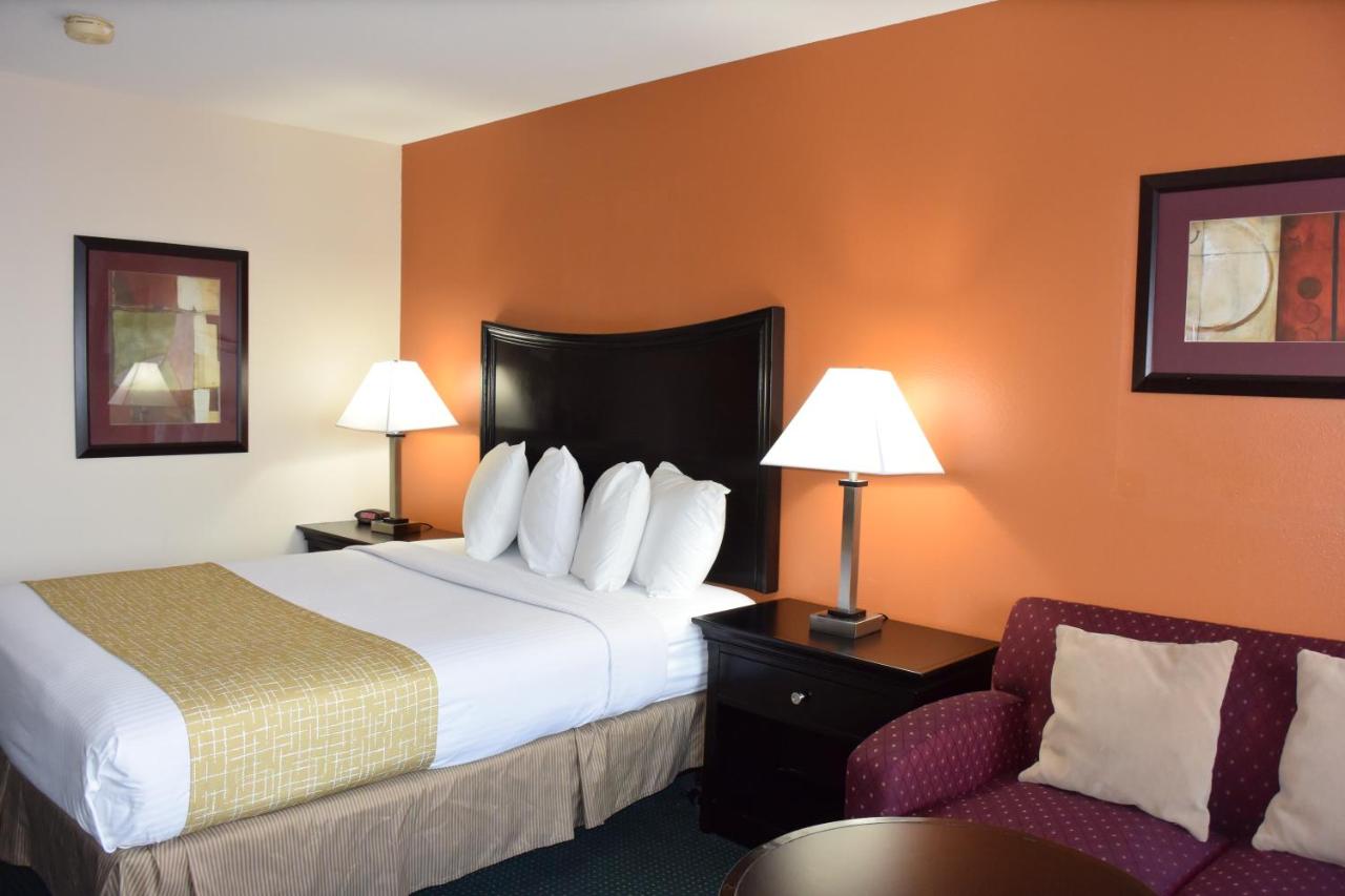 Queen Room - Non-Smoking at Travelodge Suites by Wyndham Newberg