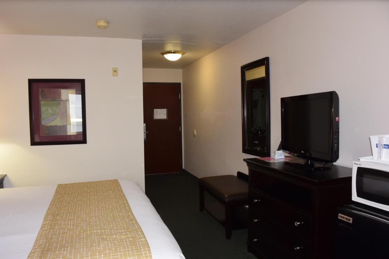 Deluxe King Room - Pet Friendly at Travelodge Suites by Wyndham Newberg