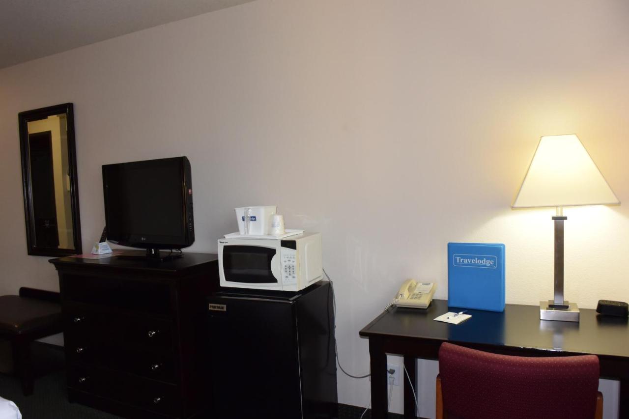 Deluxe King Room - Pet Friendly at Travelodge Suites by Wyndham Newberg