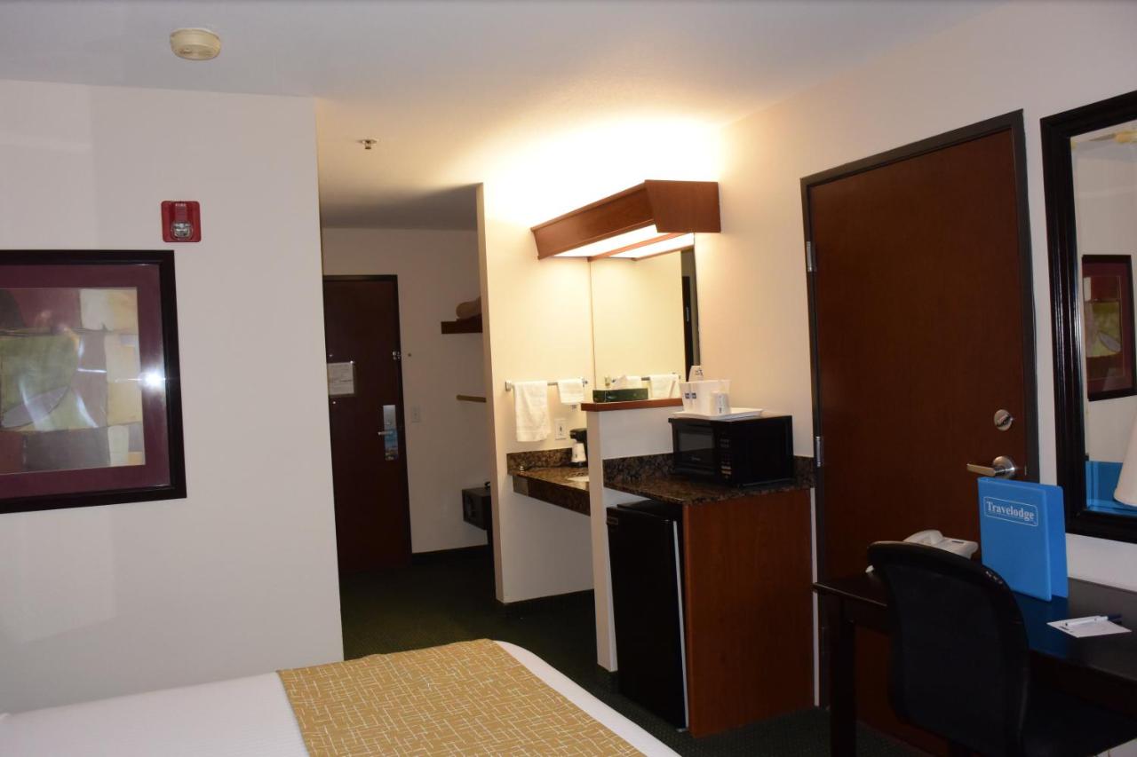 Queen Room - Disability Access/Non-Smoking at Travelodge Suites by Wyndham Newberg