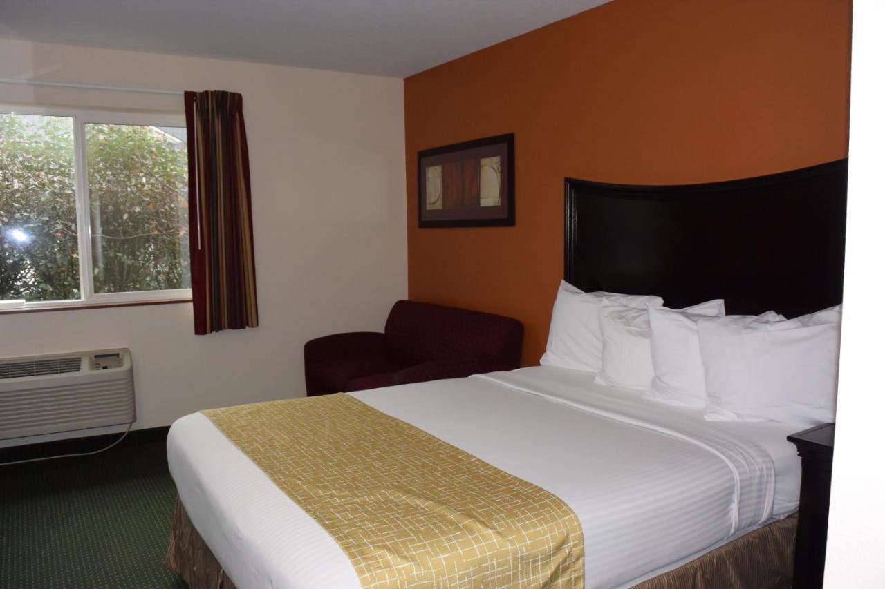 Queen Room - Disability Access/Non-Smoking at Travelodge Suites by Wyndham Newberg