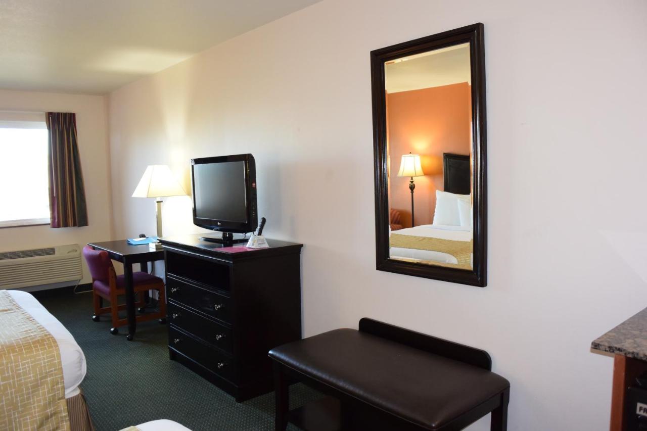 Queen Room with Two Queen Beds - Non-Smoking at Travelodge Suites by Wyndham Newberg