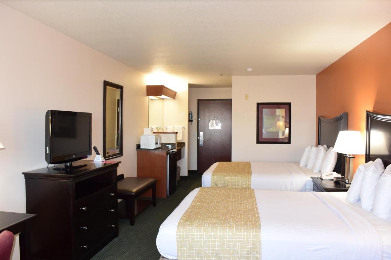Queen Room with Two Queen Beds - Non-Smoking at Travelodge Suites by Wyndham Newberg