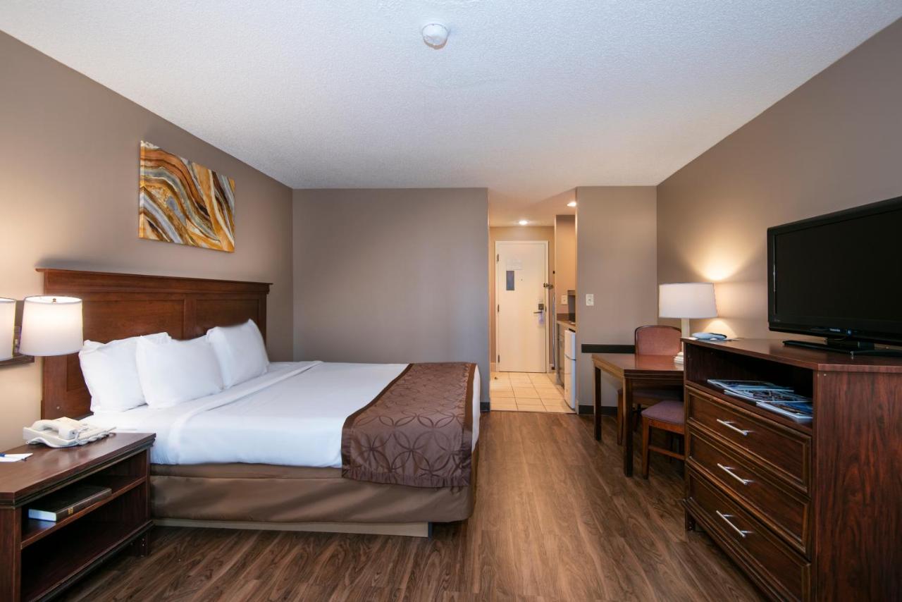King Room at Guest Inn & Suites - Midtown Medical Center