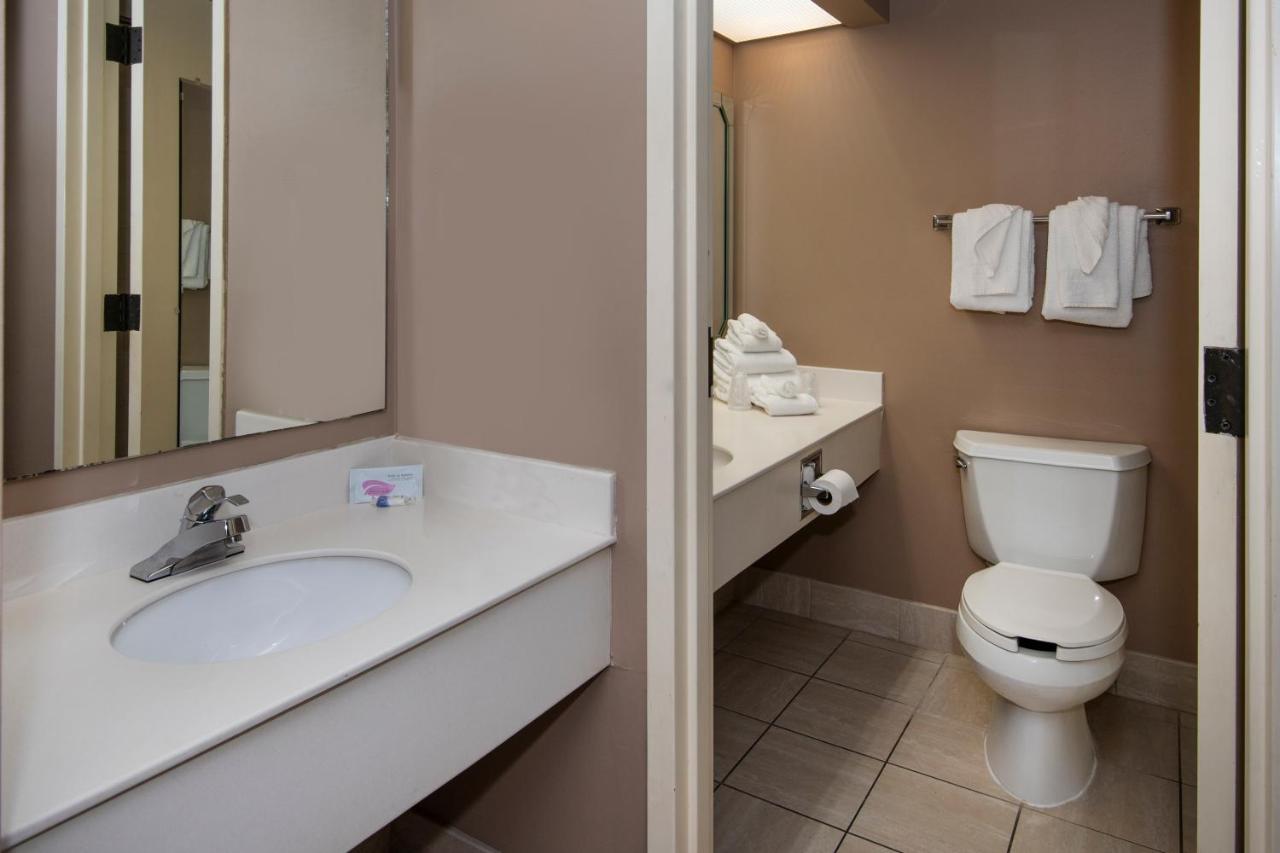 Queen Suite with Kitchenette at Guest Inn & Suites - Midtown Medical Center