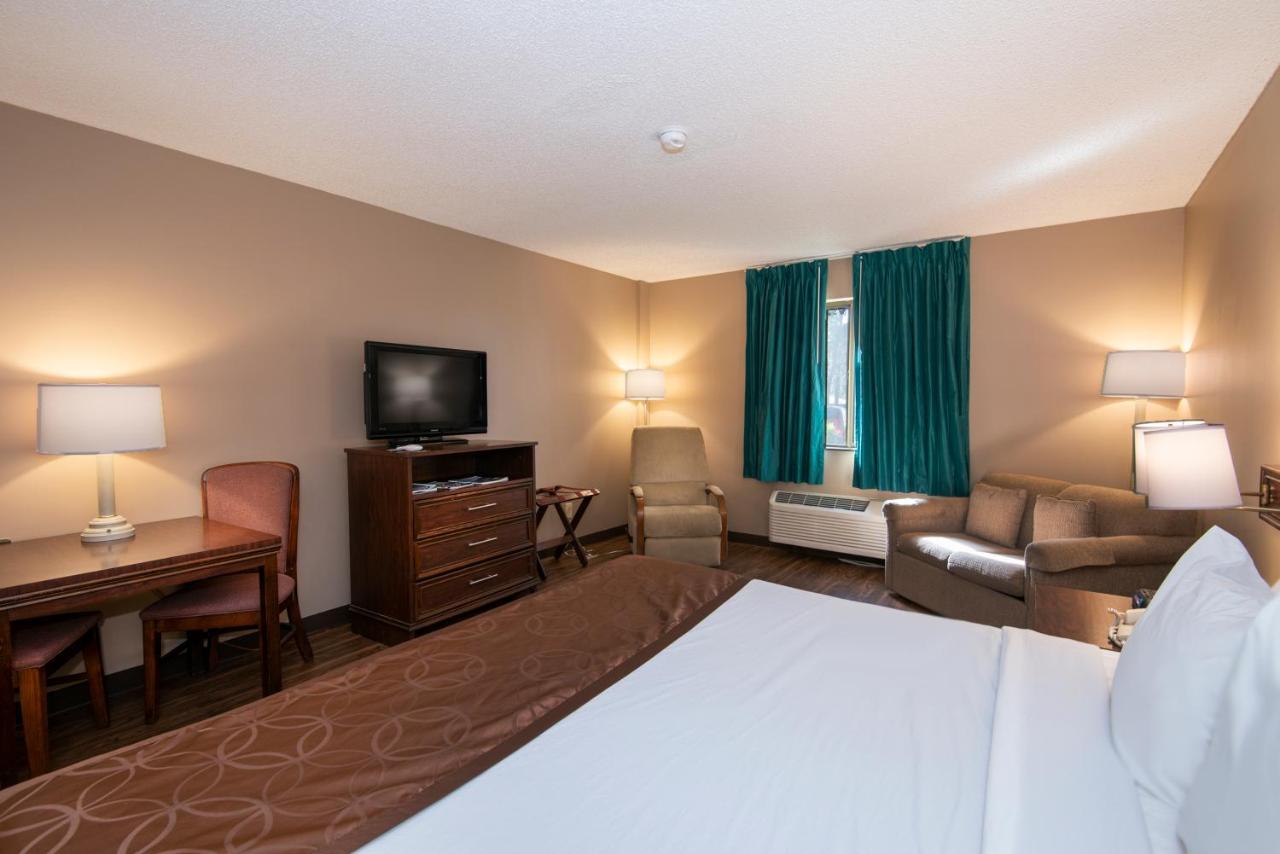 King Room at Guest Inn & Suites - Midtown Medical Center