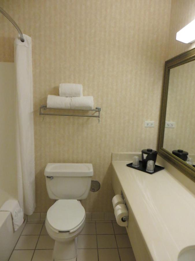 Queen Room with Two Queen Beds at Country Inn & Suites by Radisson, Gurnee, IL