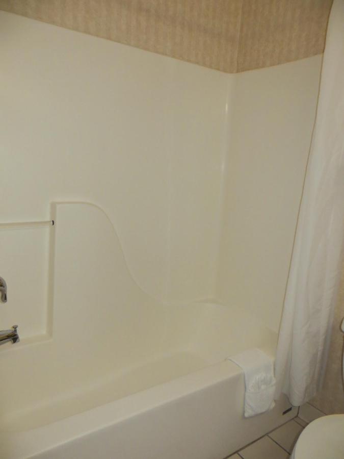King Room at Country Inn & Suites by Radisson, Gurnee, IL