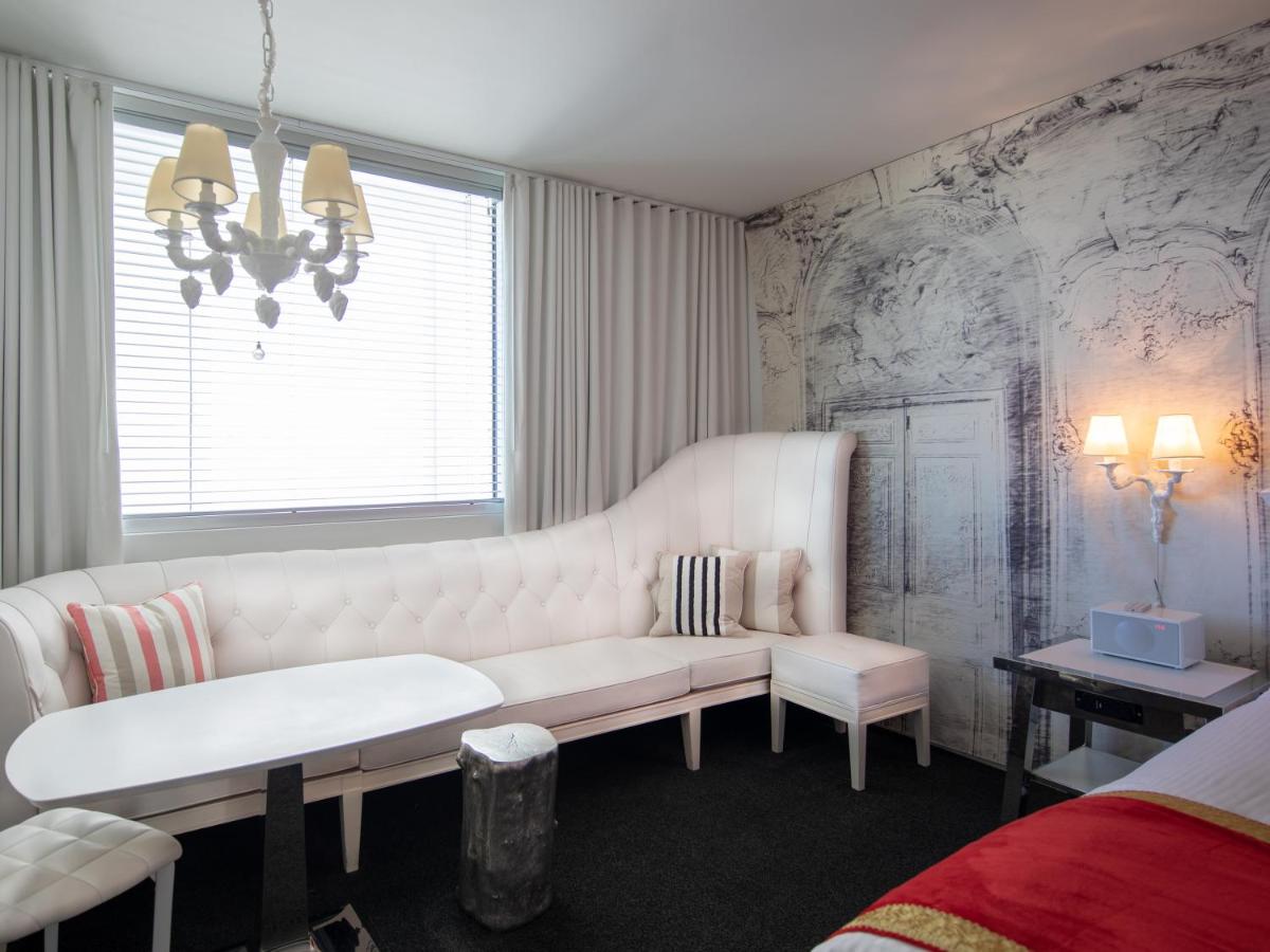Alexandria Deluxe King at Hilton Grand Vacations Club on the Las Vegas Strip