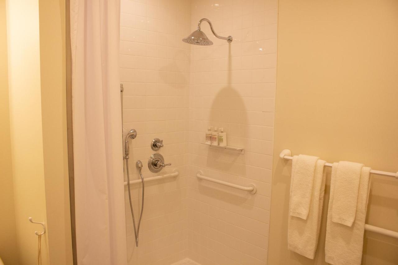 Queen Room - Disability Access at Travelers Hotel