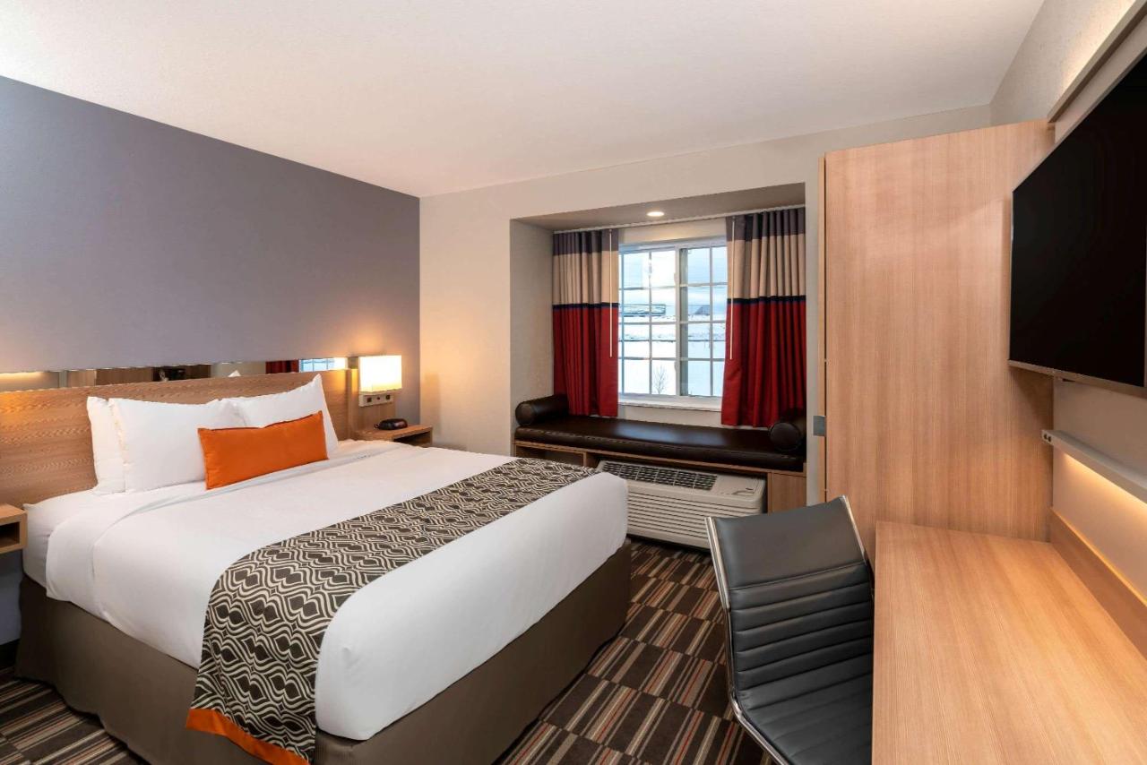 Queen Room - Non-Smoking at Microtel Inn & Suites by Wyndham Carlisle