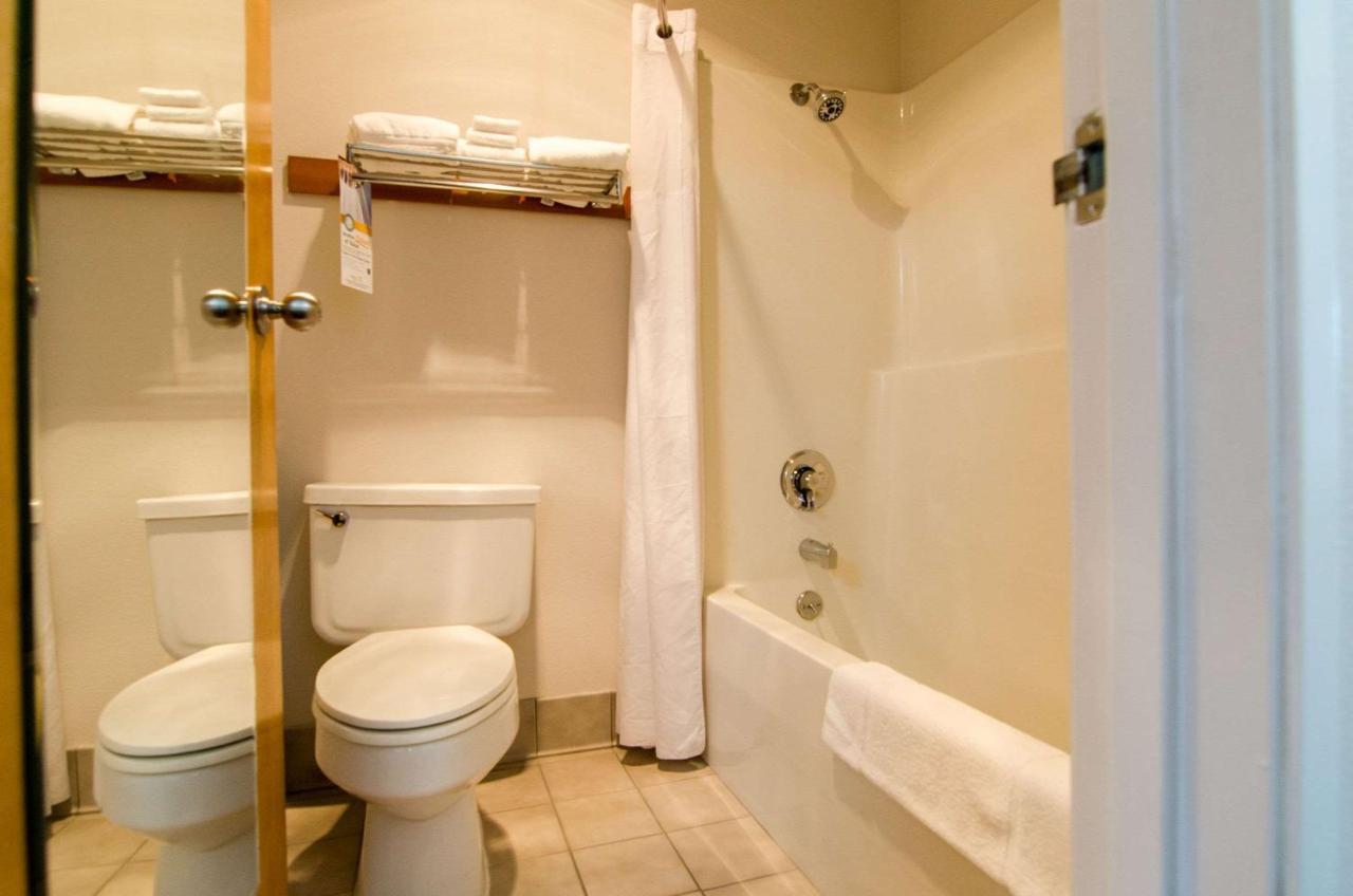 Deluxe Double Room (2 Adults + 1 Child) at Cottage Grove Inn