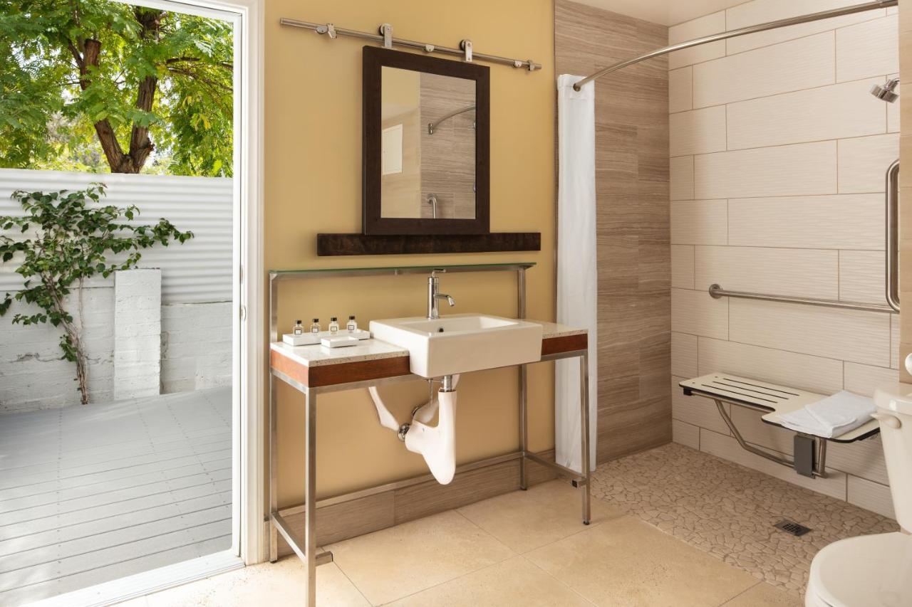 Deluxe King Room at The Colony Palms Hotel and Bungalows - Adults Only
