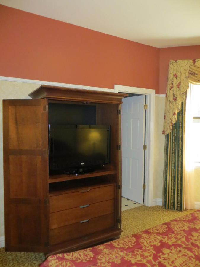 Standard Room at Carleton of Oak Park