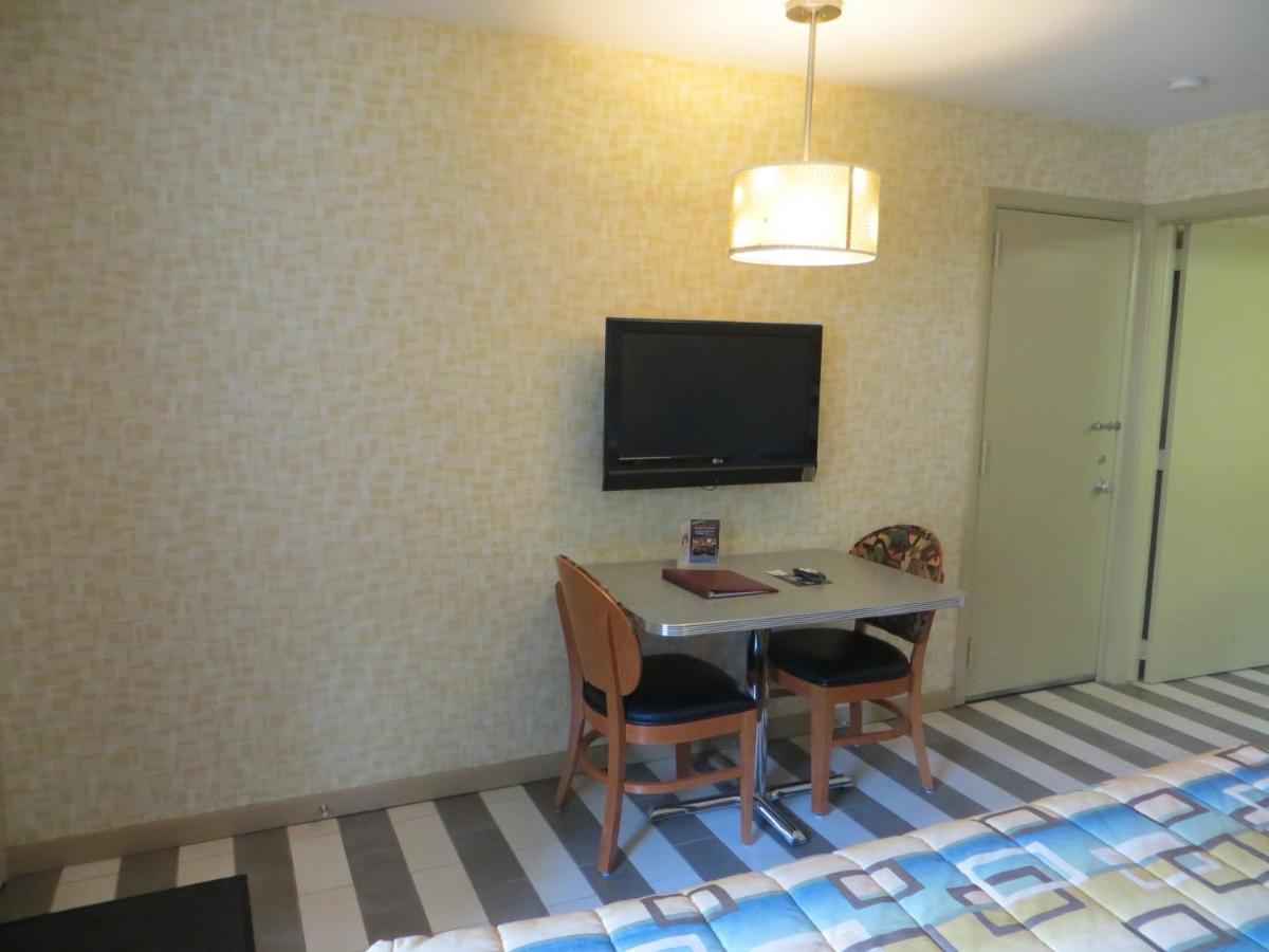 Economy Room, Exterior Entrance at Carleton of Oak Park