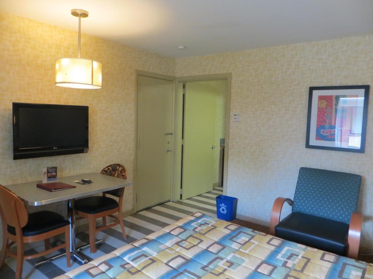 Economy Room, Exterior Entrance at Carleton of Oak Park