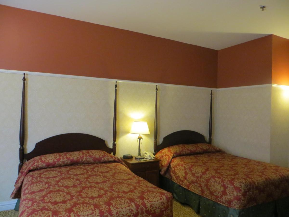 Double Room with Two Double Beds at Carleton of Oak Park