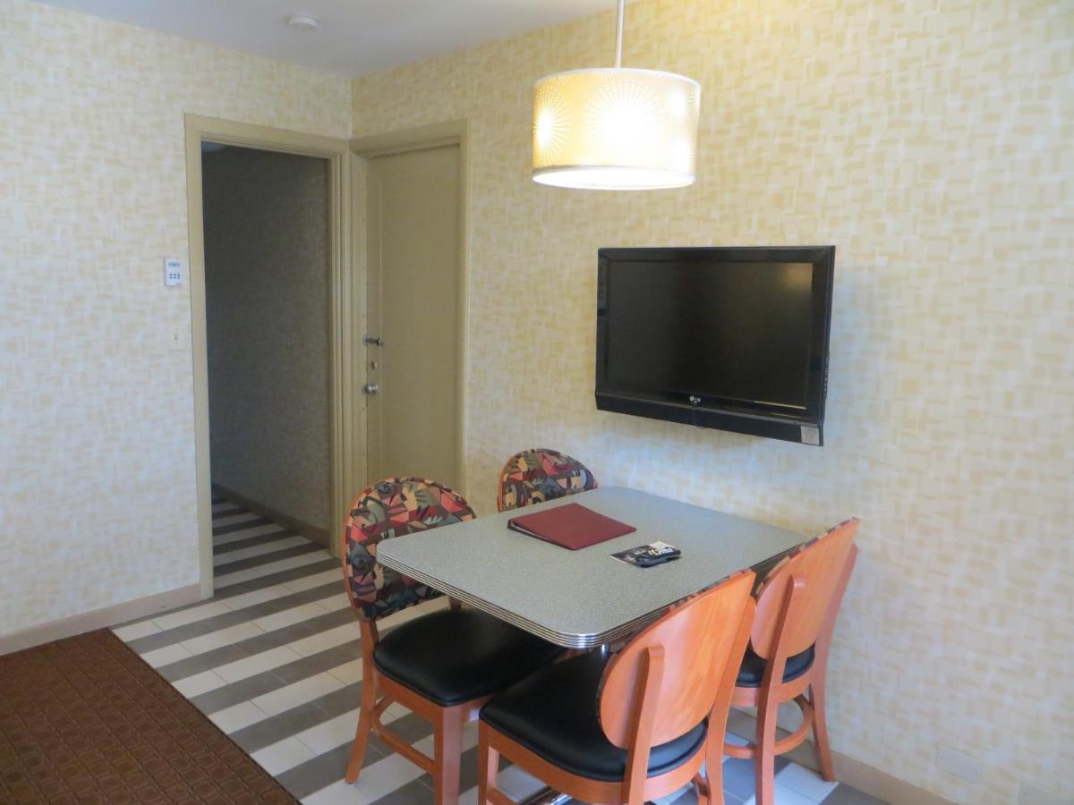 Economy Room, Exterior Entrance at Carleton of Oak Park