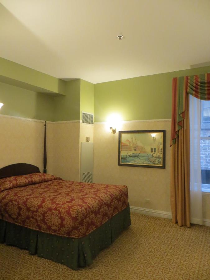 King Room at Carleton of Oak Park