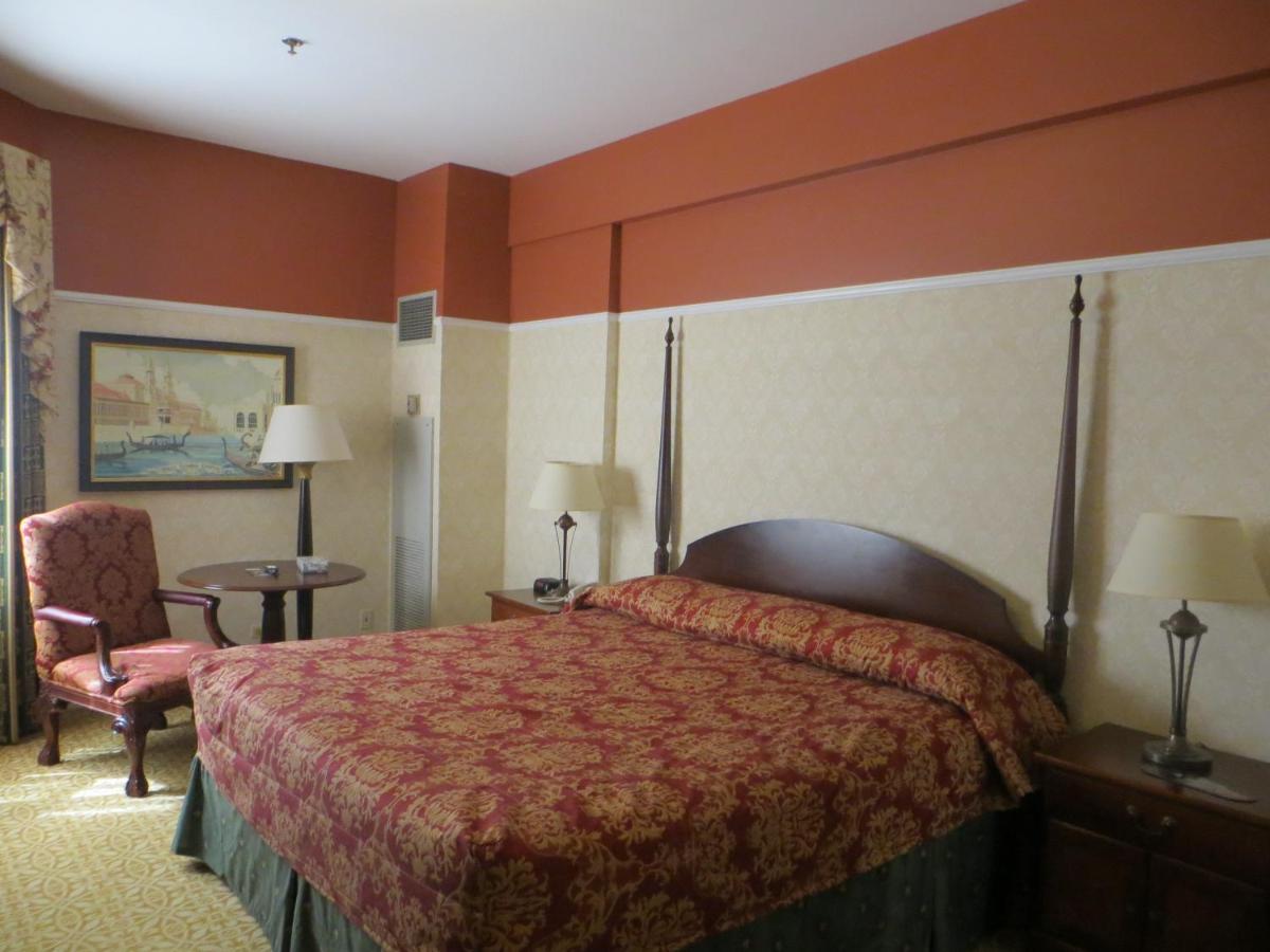 King Room at Carleton of Oak Park