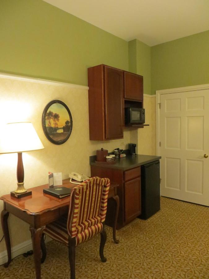 King Room at Carleton of Oak Park