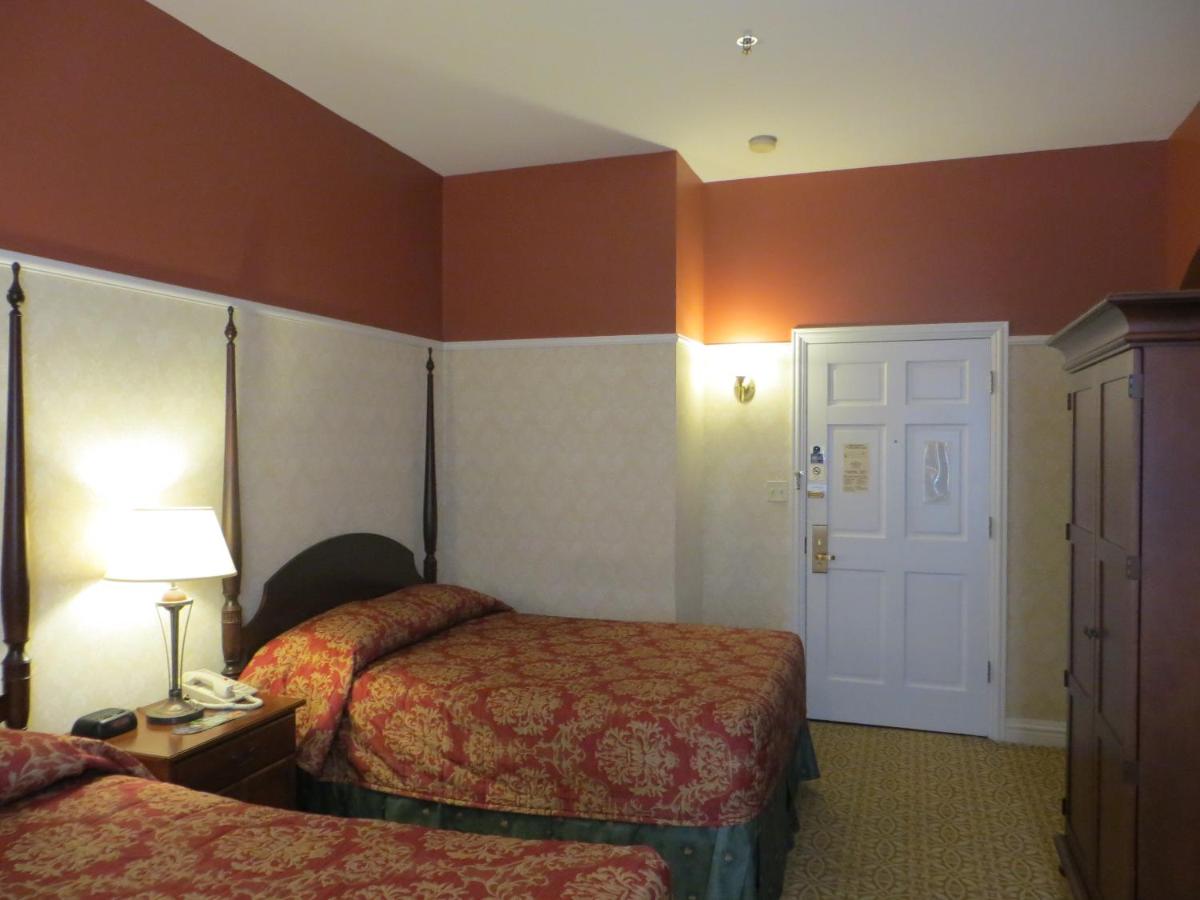 Double Room with Two Double Beds at Carleton of Oak Park