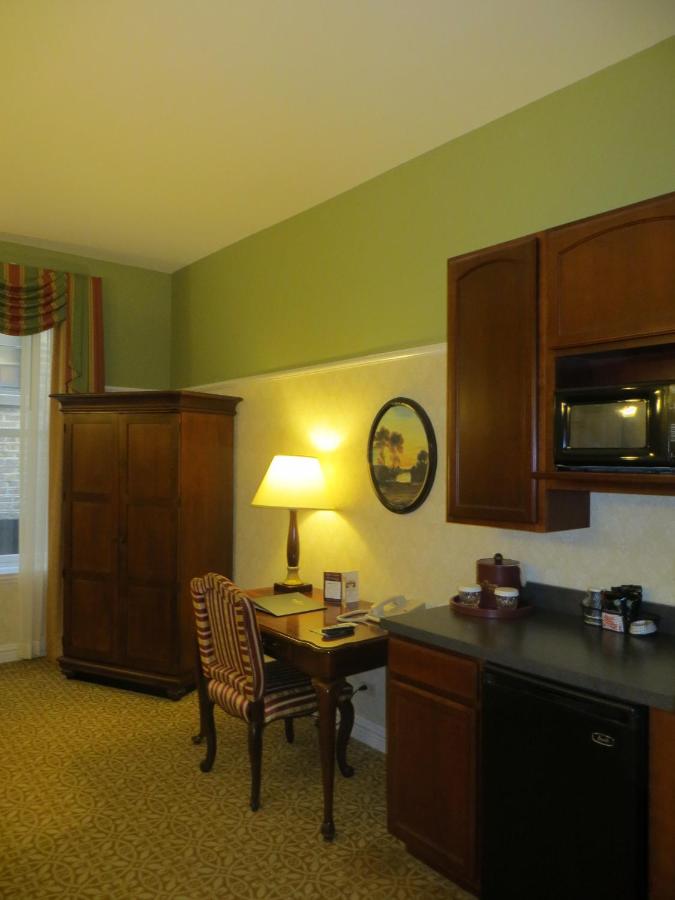 Standard Room at Carleton of Oak Park