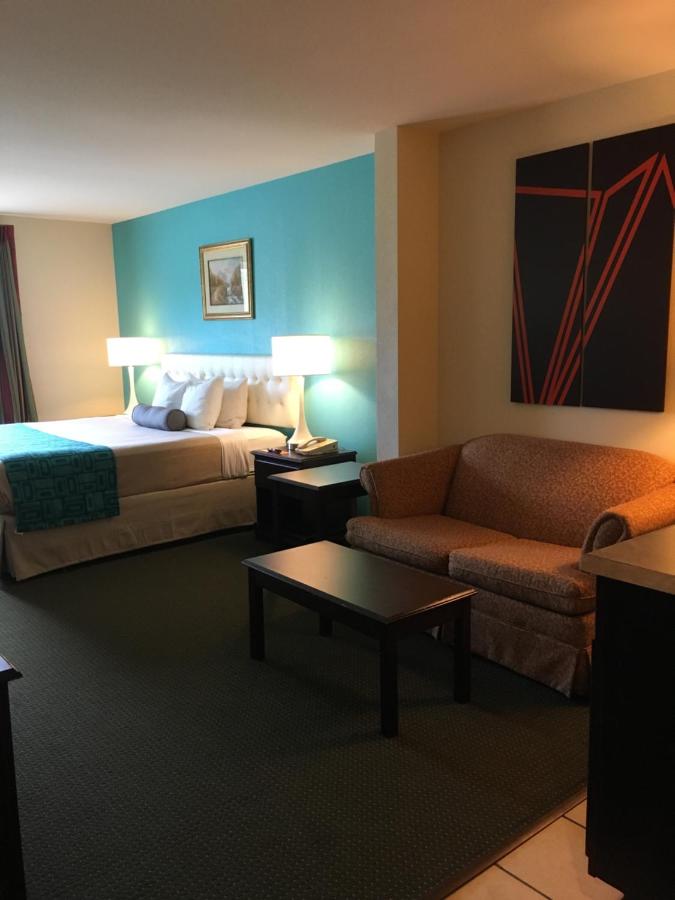 King Suite with Jetted Tub - Non-Smoking at Howard Johnson by Wyndham Houma