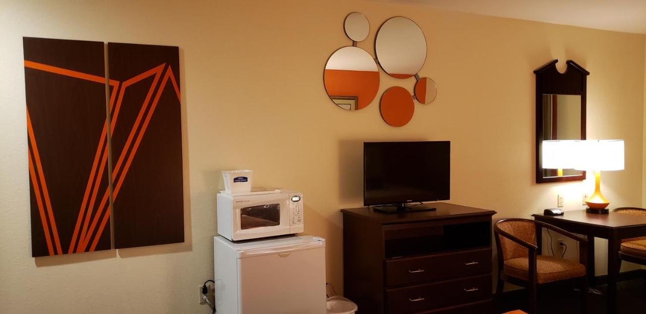 Deluxe Queen Room with Two Queen Beds - Disability Access - Non-Smoking at Howard Johnson by Wyndham Houma