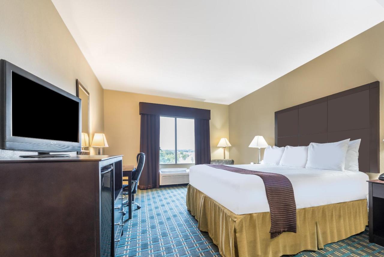 King Room - Disability Access - Non-Smoking at Days Inn & Suites by Wyndham Mineral Wells
