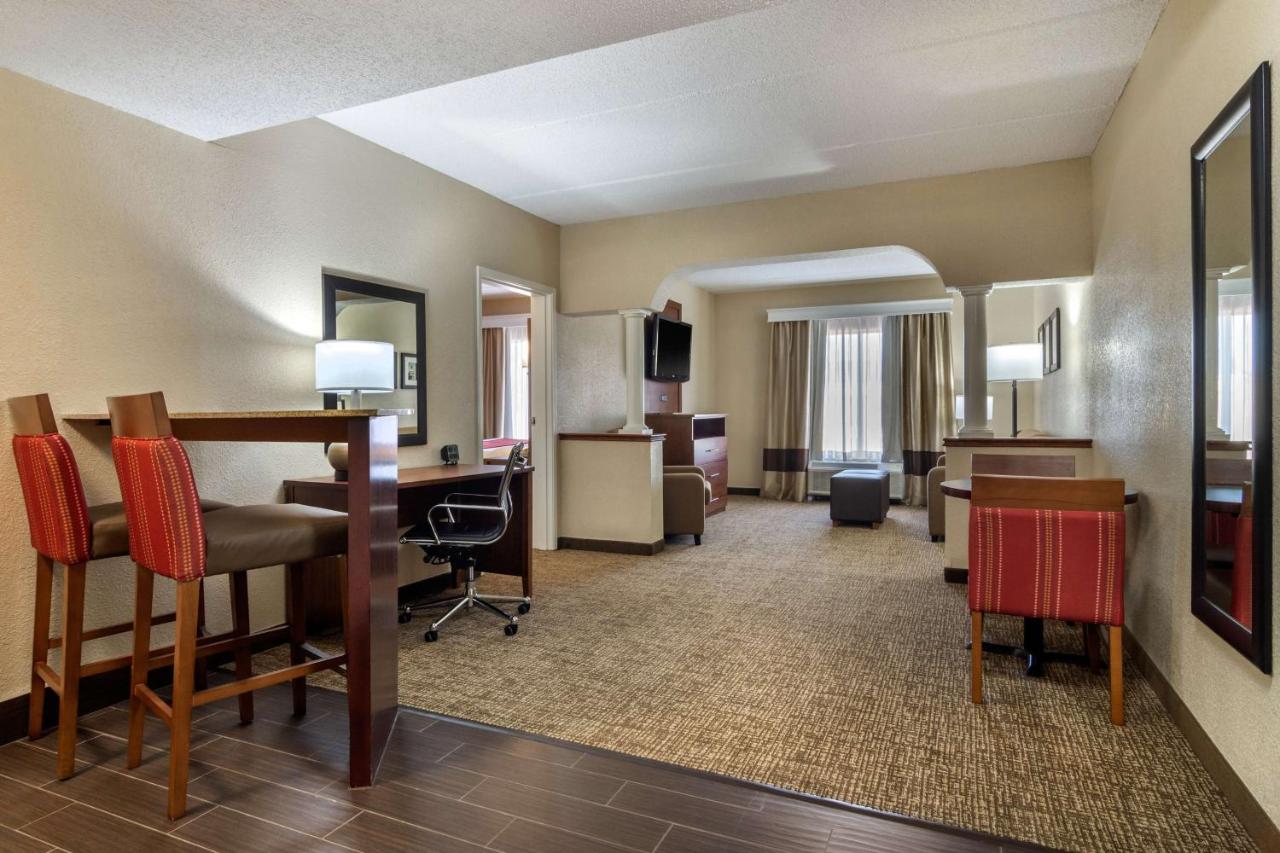 Executive King Suite - Non-Smoking at Comfort Suites Woodstock - Atlanta North