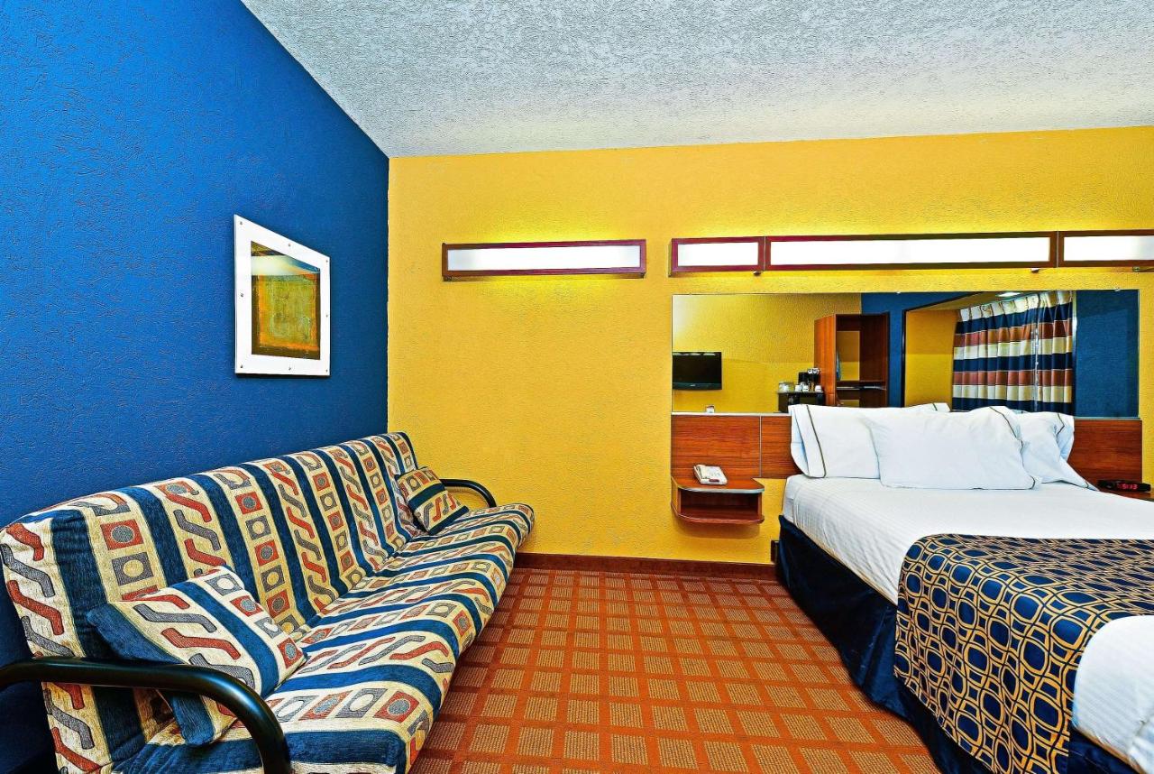 Queen Room with Roll In Shower - Mobility/Hearing Accessible - Non-Smoking at Microtel Inn & Suites by Wyndham New Braunfels