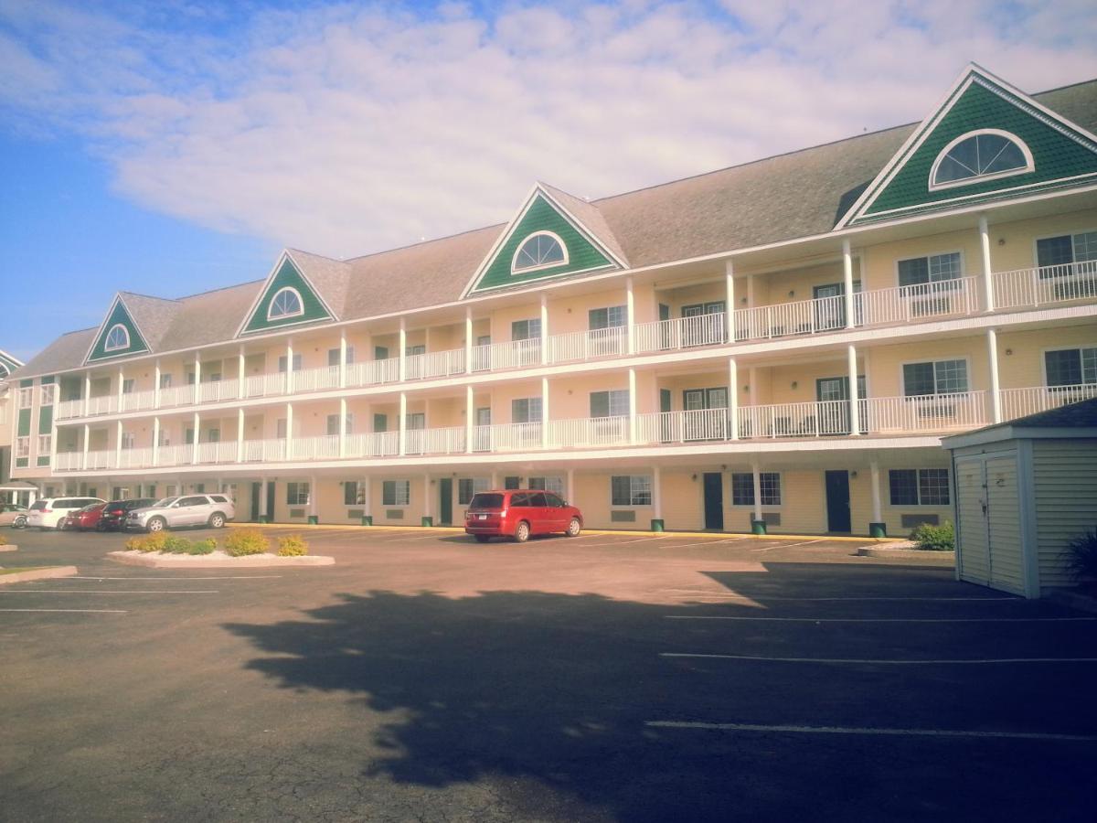 Queen Room with Two Queen Beds - Courtyard View at Clarion Hotel Mackinaw City Beachfront