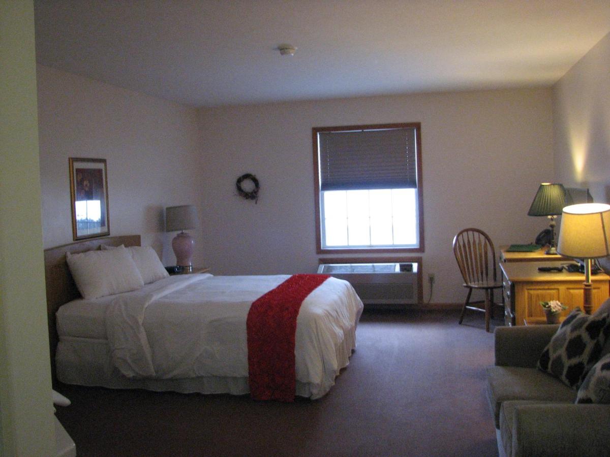 Queen Room with Spa Bath - Non Smoking at Brook Pointe Inn